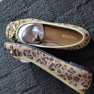 Soda Women's Leopard Print Ballet Flats - Tan